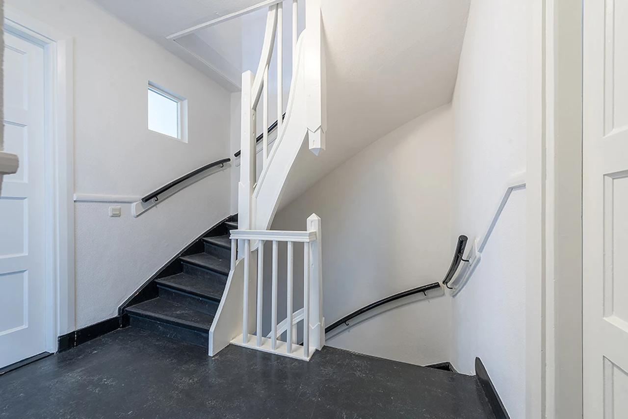 6-Bedroom Townhouse with City Garden - Image 8
