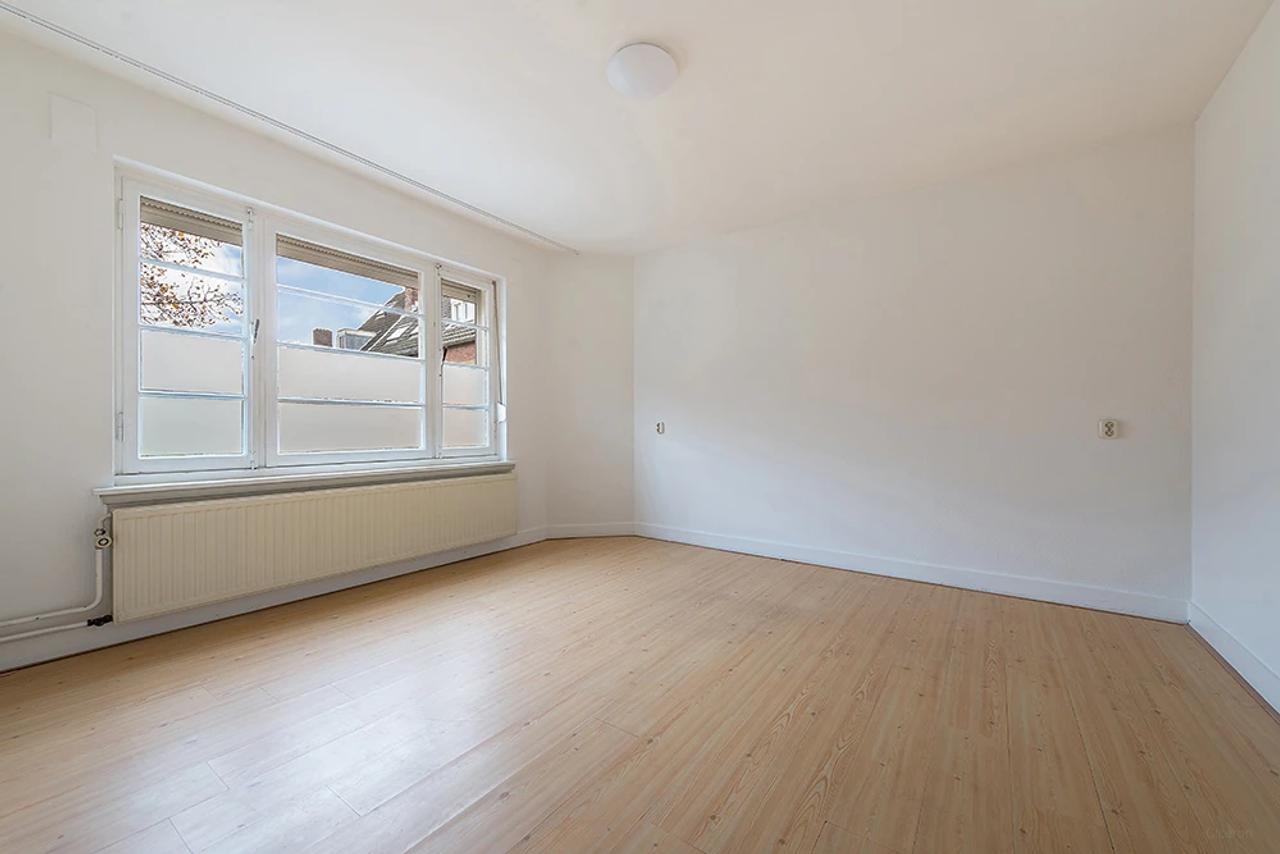 6-Bedroom Townhouse with City Garden - Image 9