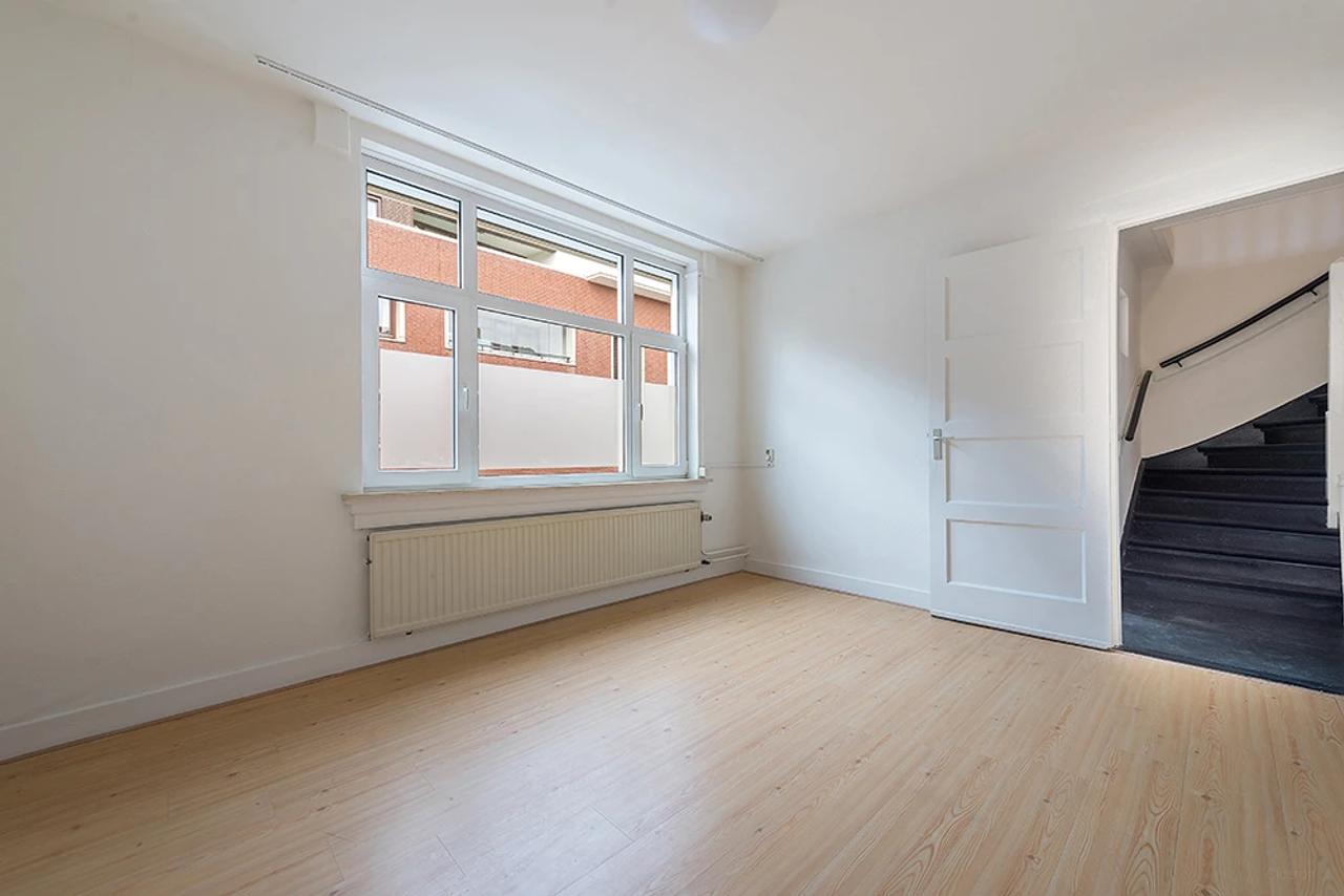 6-Bedroom Townhouse with City Garden - Image 10