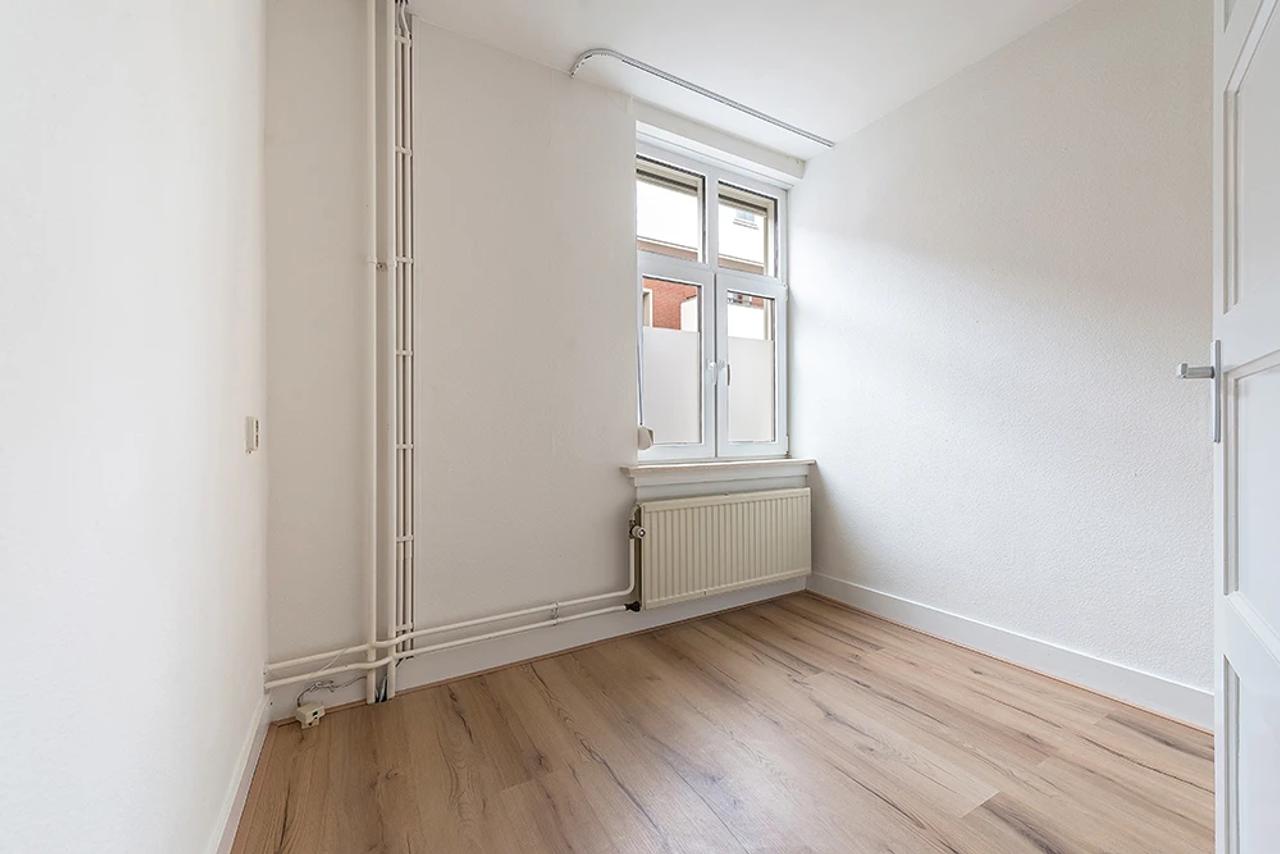 6-Bedroom Townhouse with City Garden - Image 11