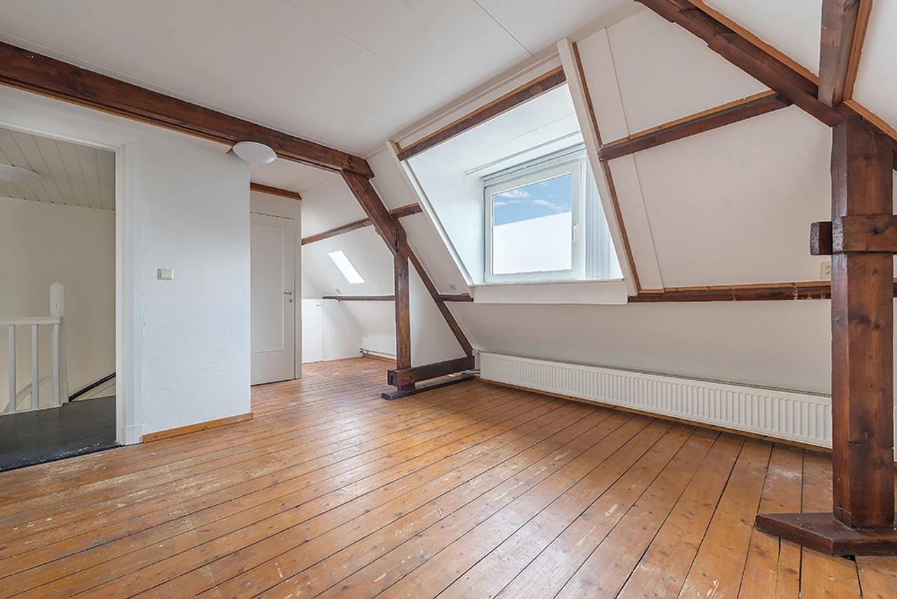 6-Bedroom Townhouse with City Garden - Image 12