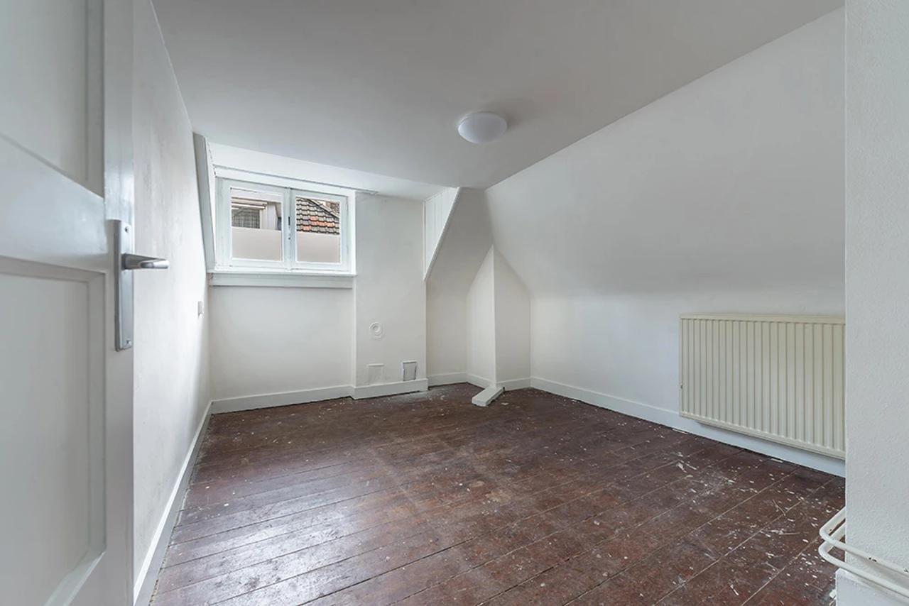 6-Bedroom Townhouse with City Garden - Image 13