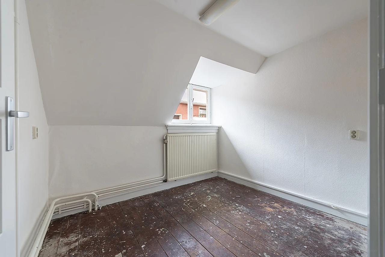 6-Bedroom Townhouse with City Garden - Image 14