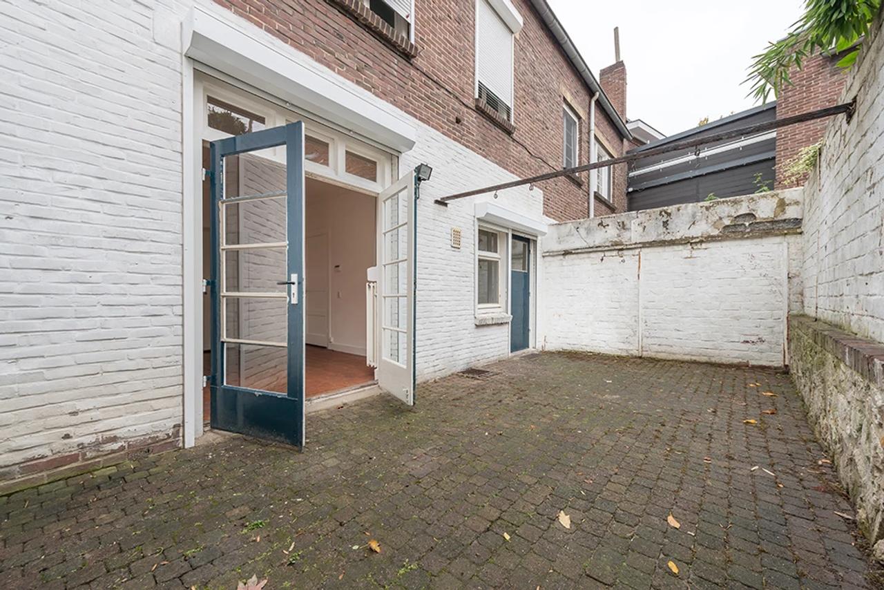 6-Bedroom Townhouse with City Garden - Image 15