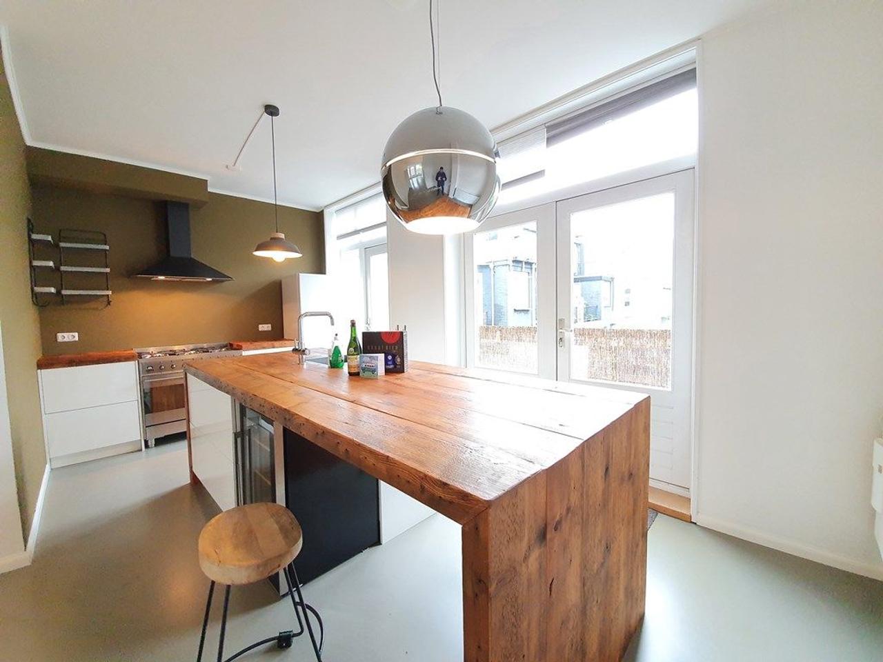 South-facing roof terrace and 123 m² of living space - Image 1