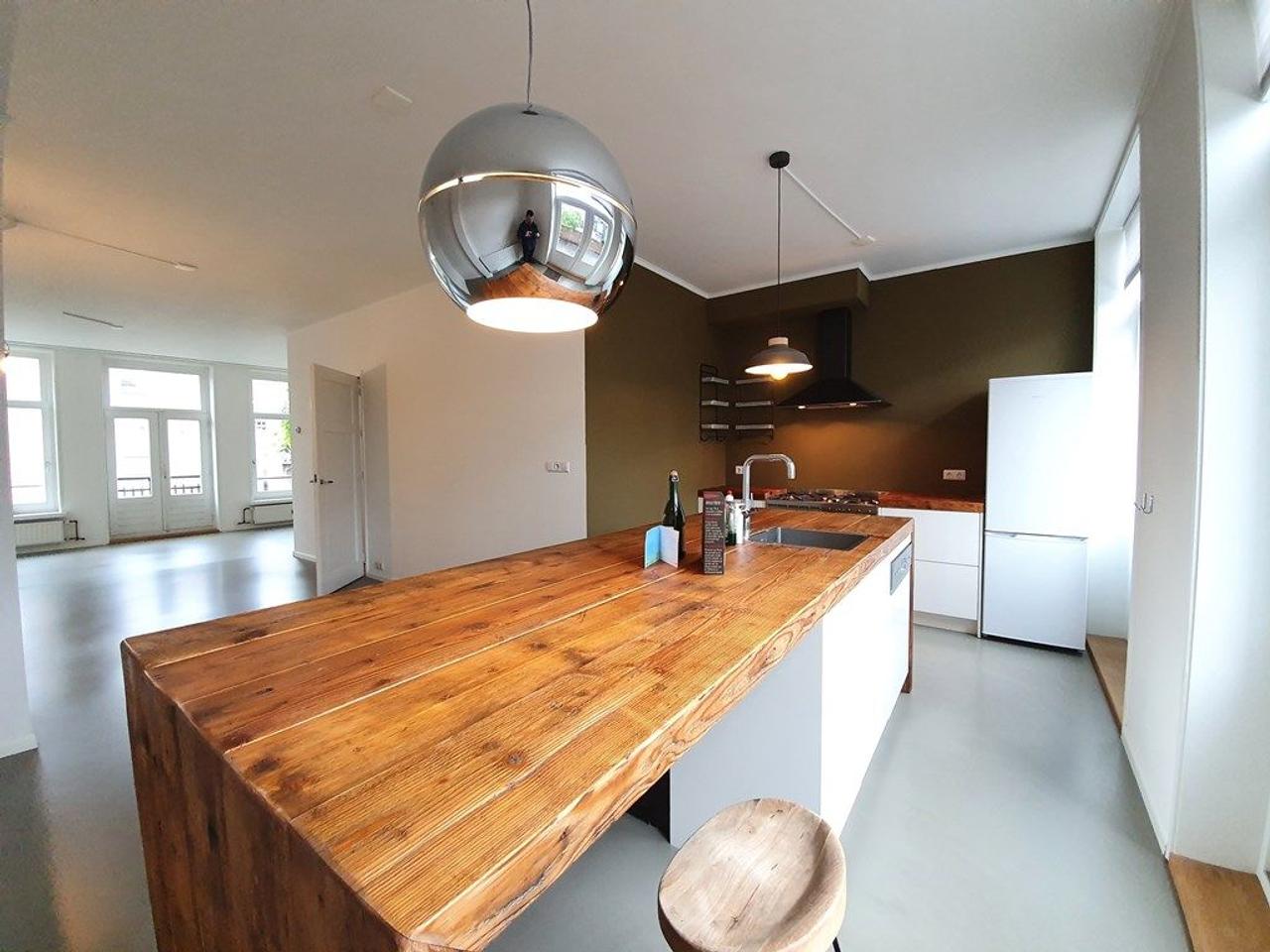 South-facing roof terrace and 123 m² of living space - Image 2