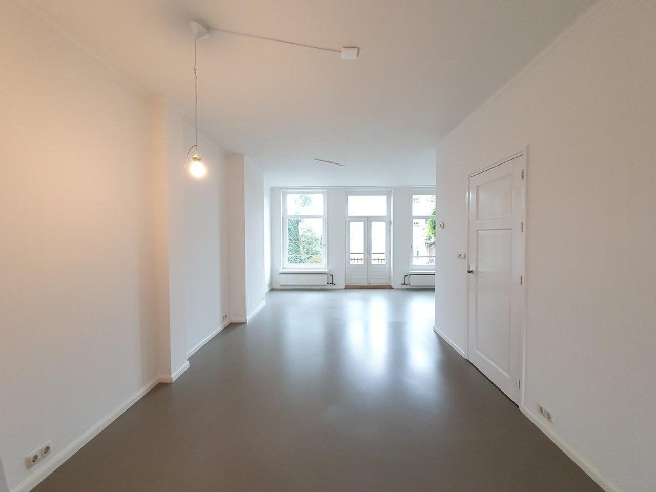 South-facing roof terrace and 123 m² of living space - Image 7