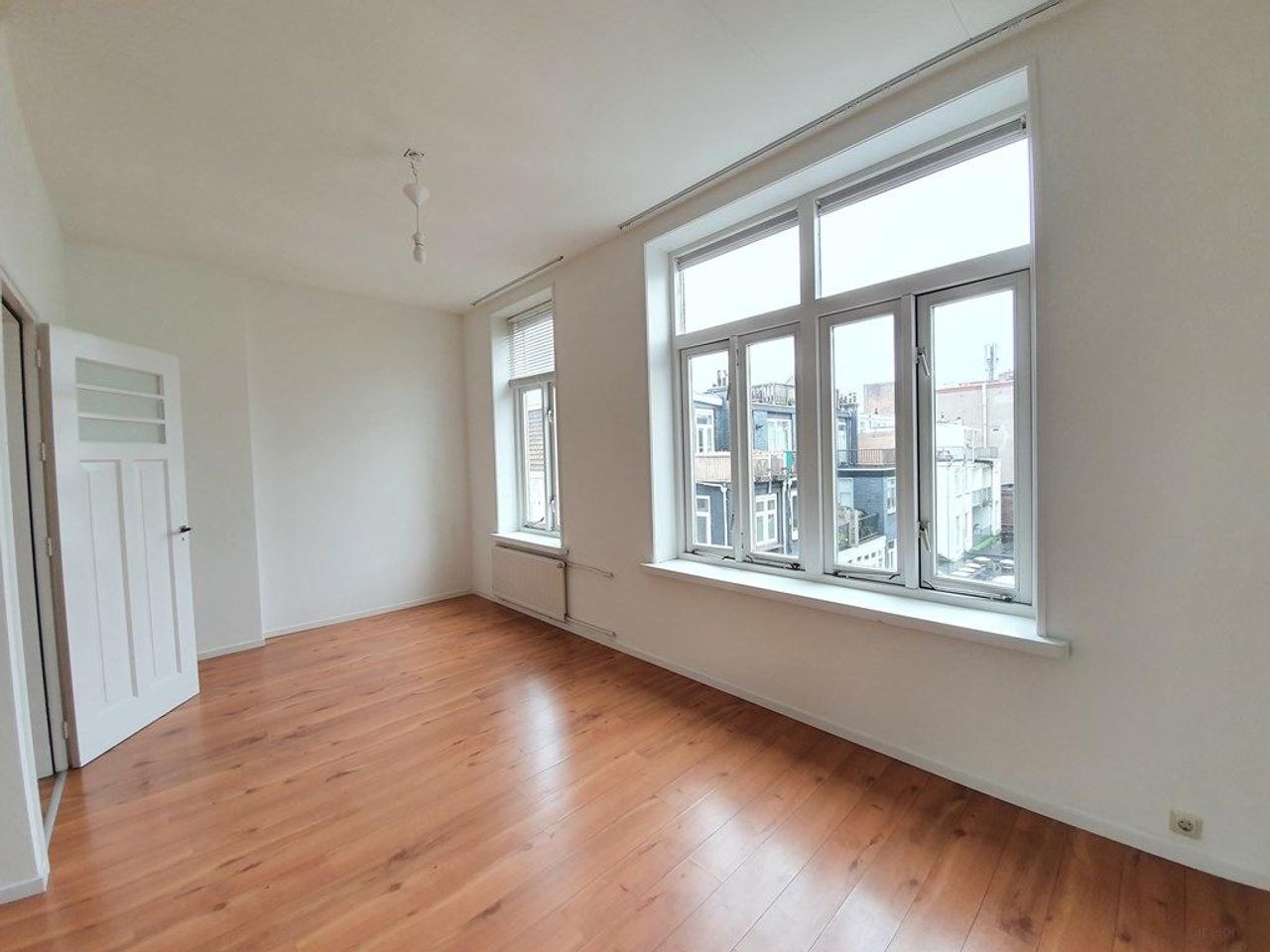 South-facing roof terrace and 123 m² of living space - Image 14