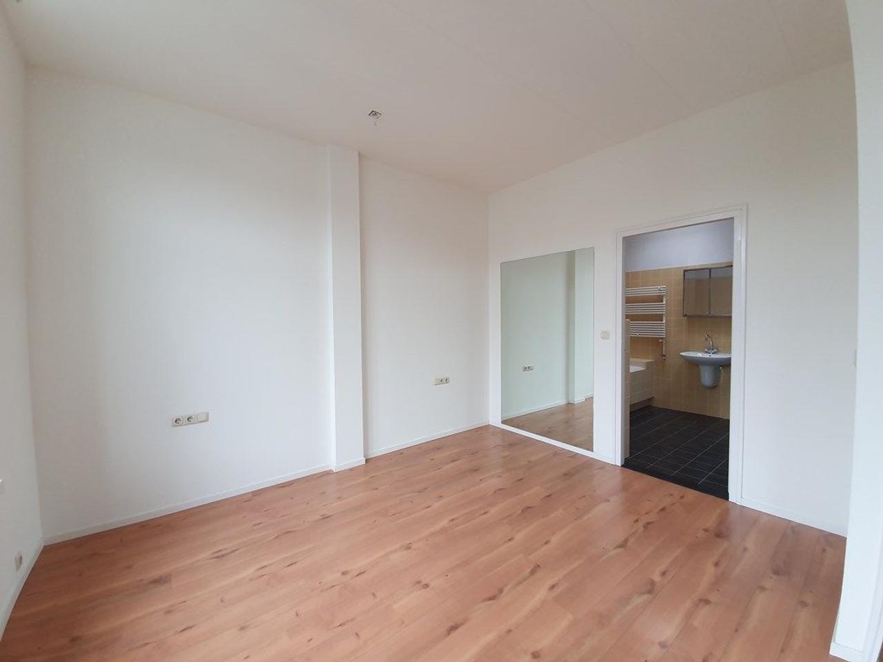 South-facing roof terrace and 123 m² of living space - Image 15