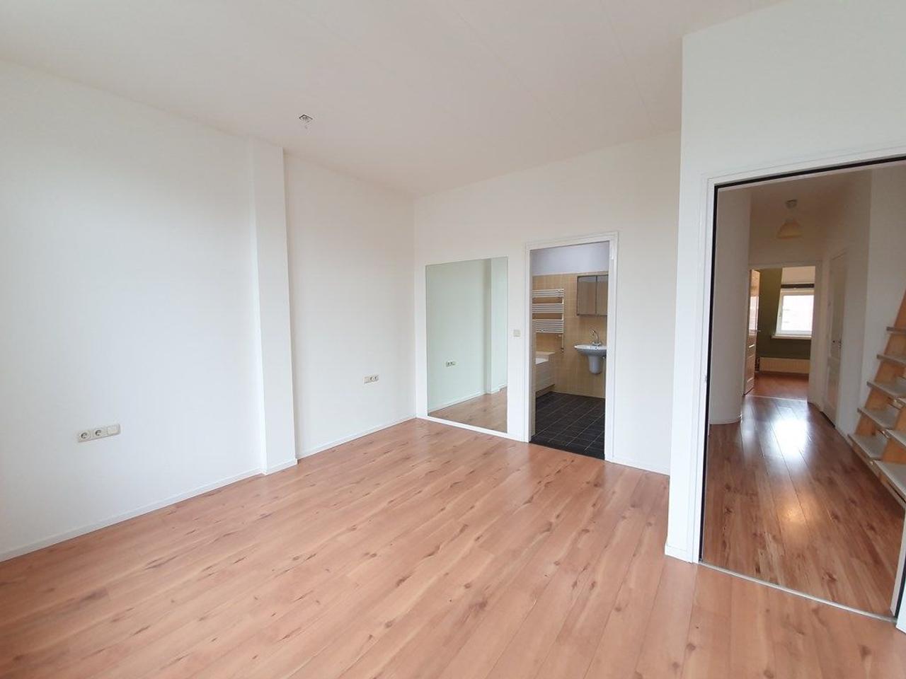 South-facing roof terrace and 123 m² of living space - Image 16