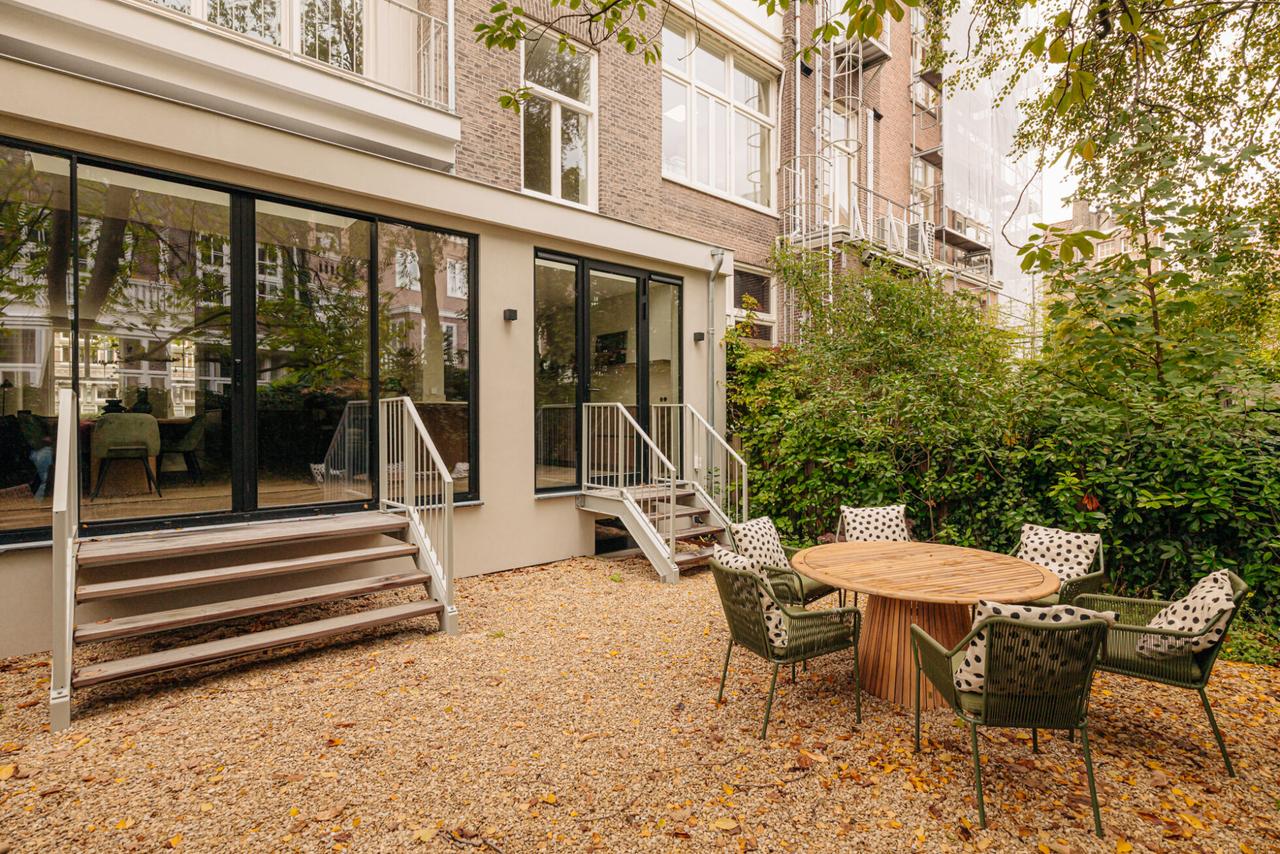 490 m² Townhouse with Elevator and Roof Terrace - Image 4