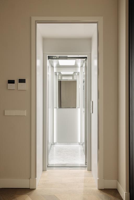 490 m² Townhouse with Elevator and Roof Terrace - Image 12
