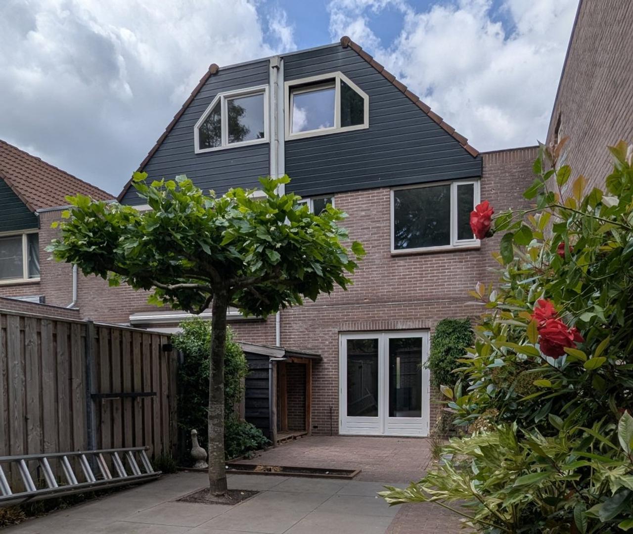 Corner House with 5 Bedrooms and South-Facing Garden - Image 1