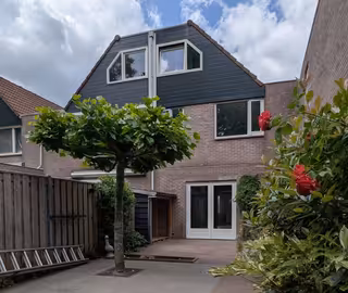 Corner House with 5 Bedrooms and South-Facing Garden