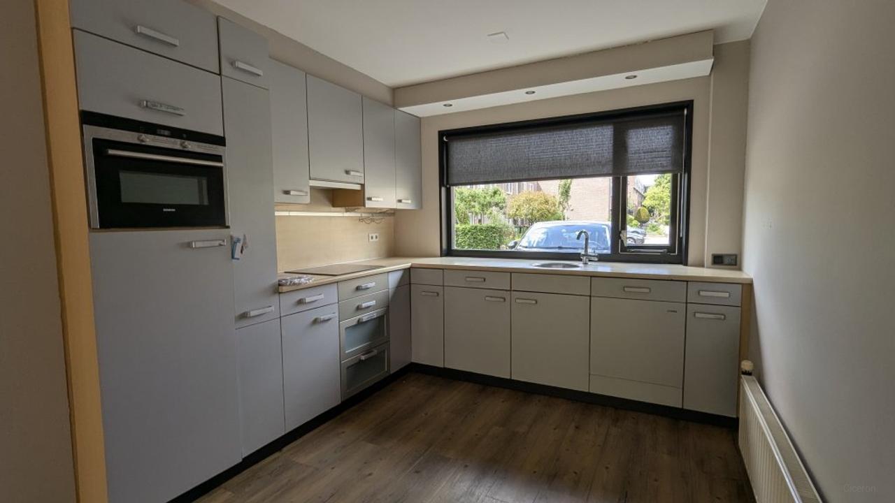 Corner House with 5 Bedrooms and South-Facing Garden - Image 7
