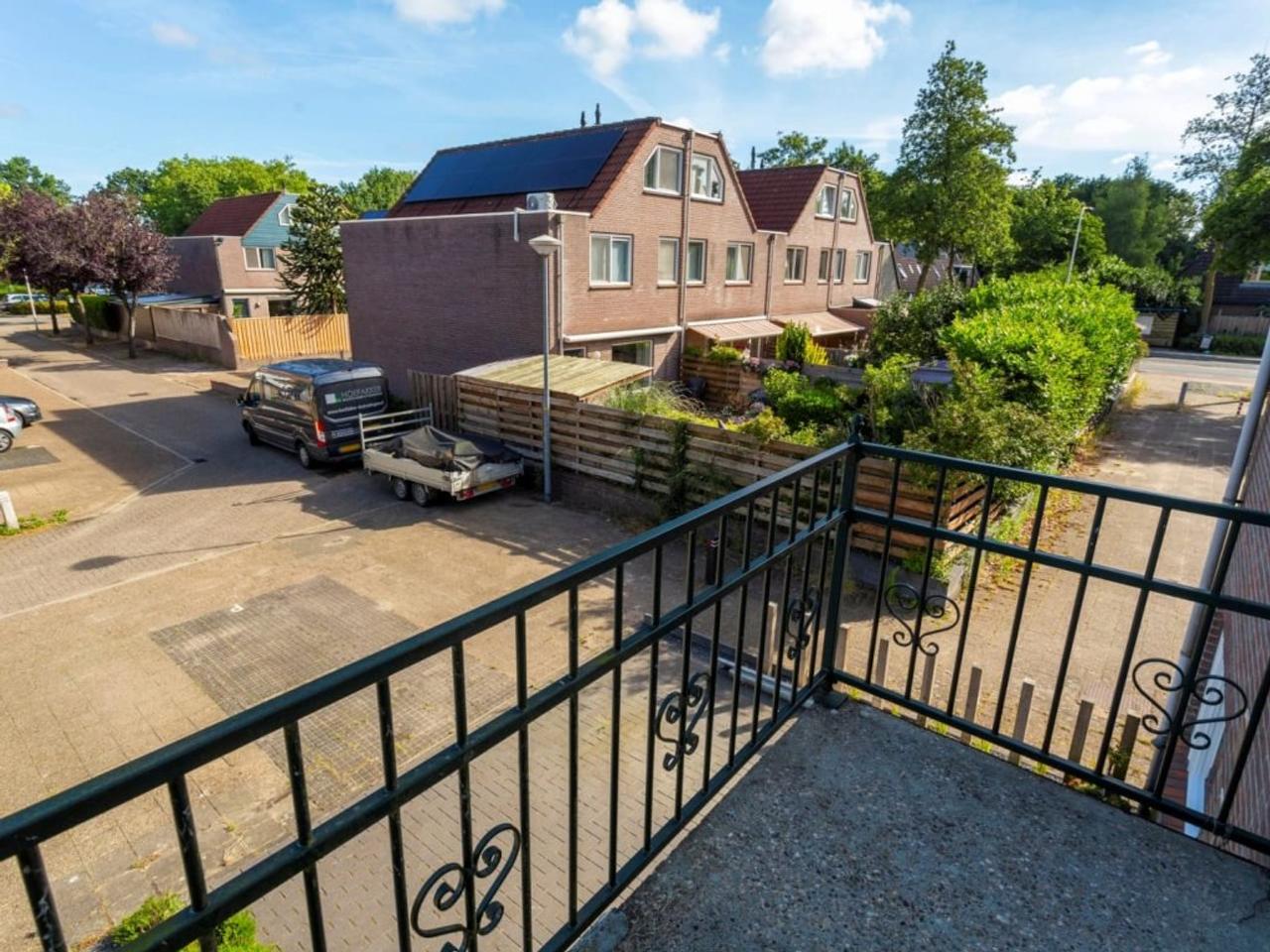 Corner House with 5 Bedrooms and South-Facing Garden - Image 13