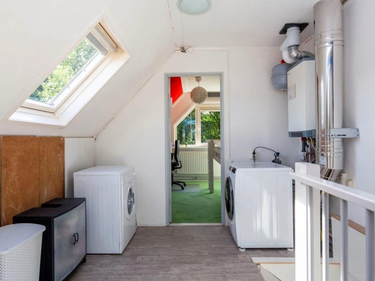 Corner House with 5 Bedrooms and South-Facing Garden - Image 17