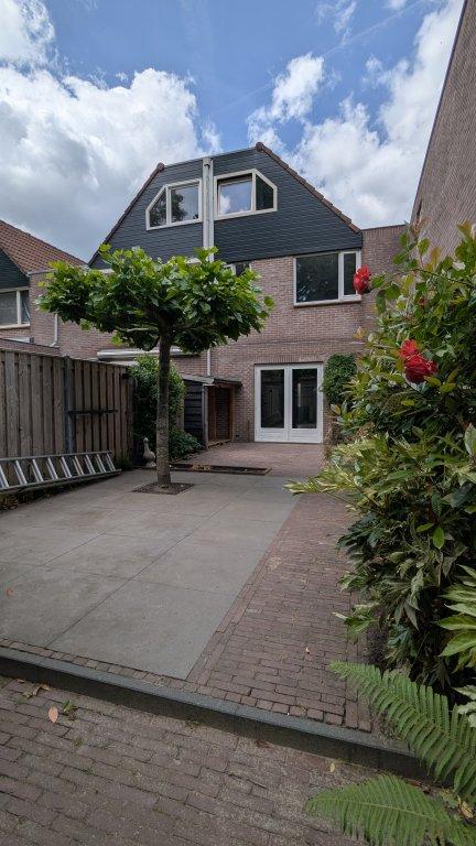 Corner House with 5 Bedrooms and South-Facing Garden - Image 26