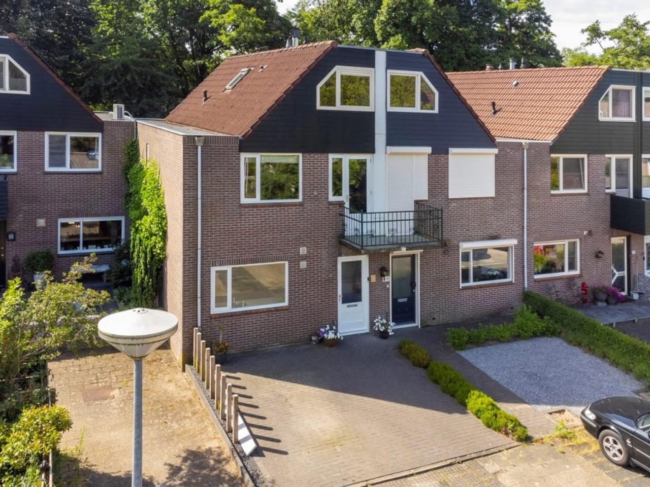 Corner House with 5 Bedrooms and South-Facing Garden - Image 27