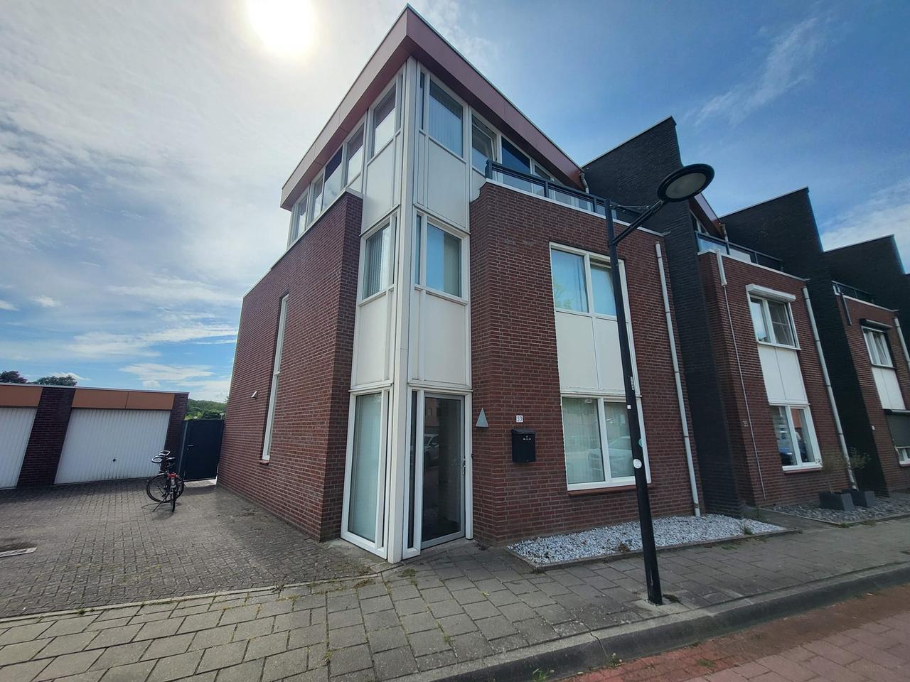 Hoekwoning met garage in Echt Centrum - Afbeelding 1
