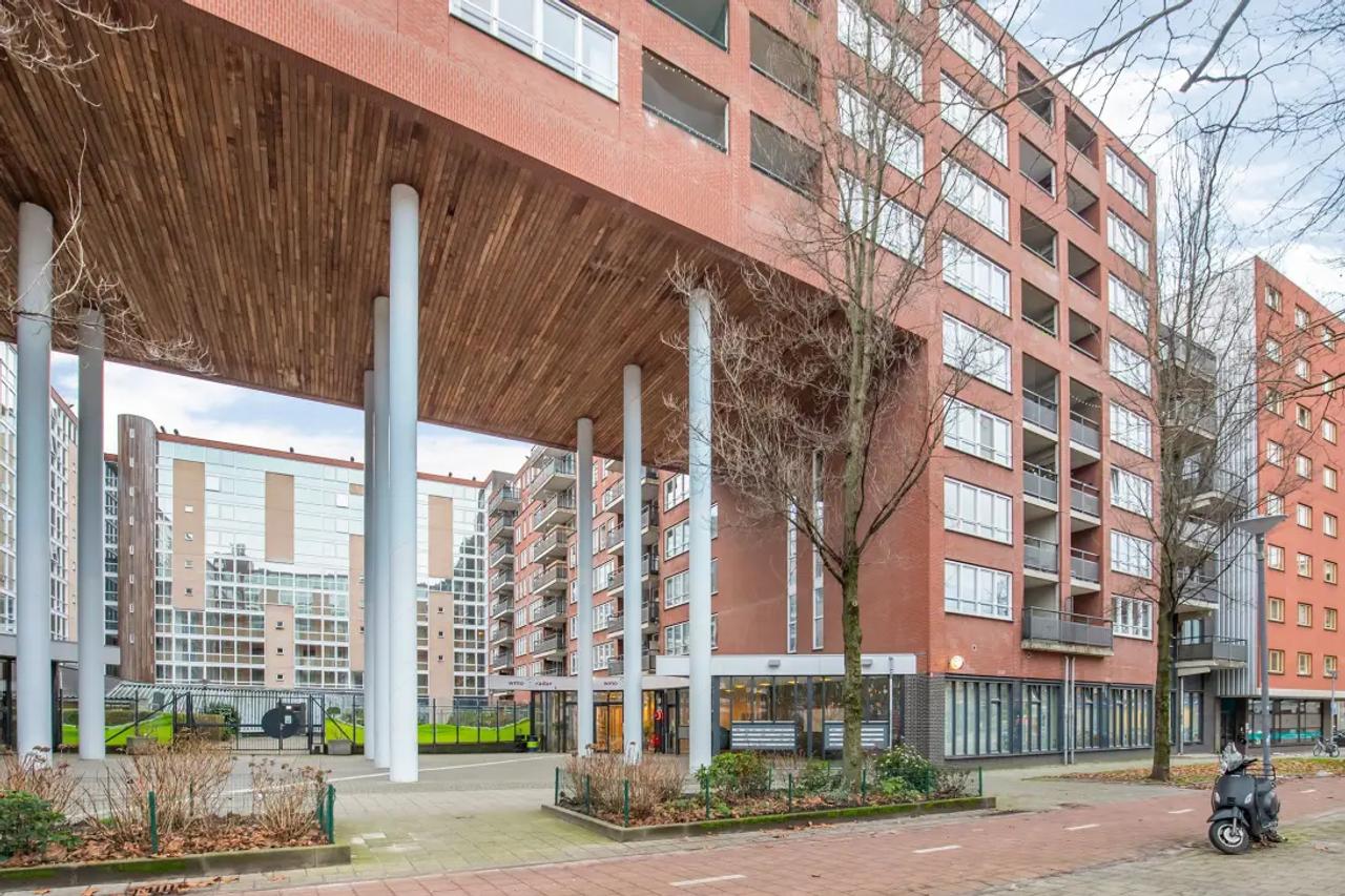 1-bedroom apartment with balcony near Blaak - Image 1