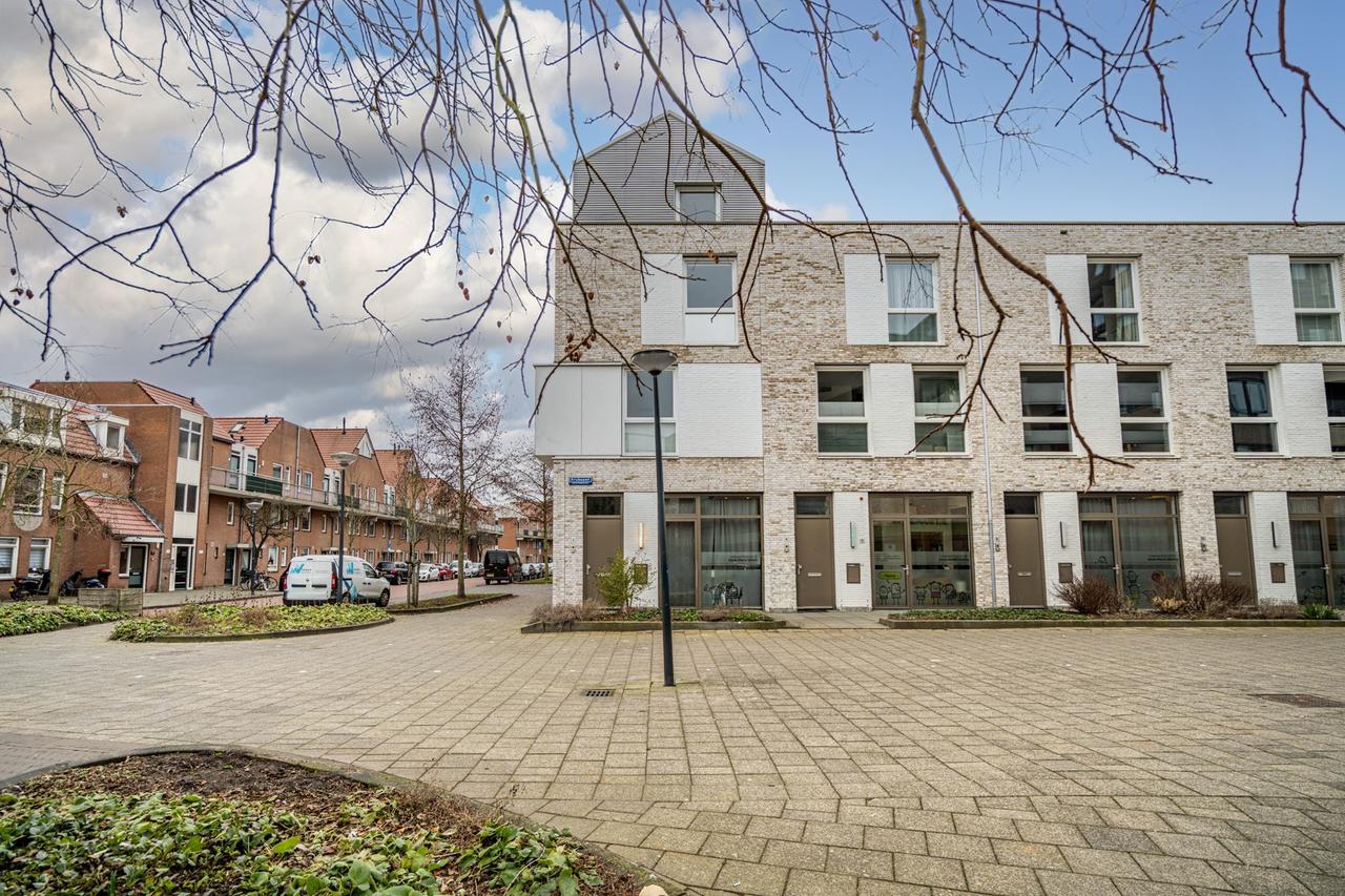 Licht 4-kamerhuis met garage in Leiden - Afbeelding 1