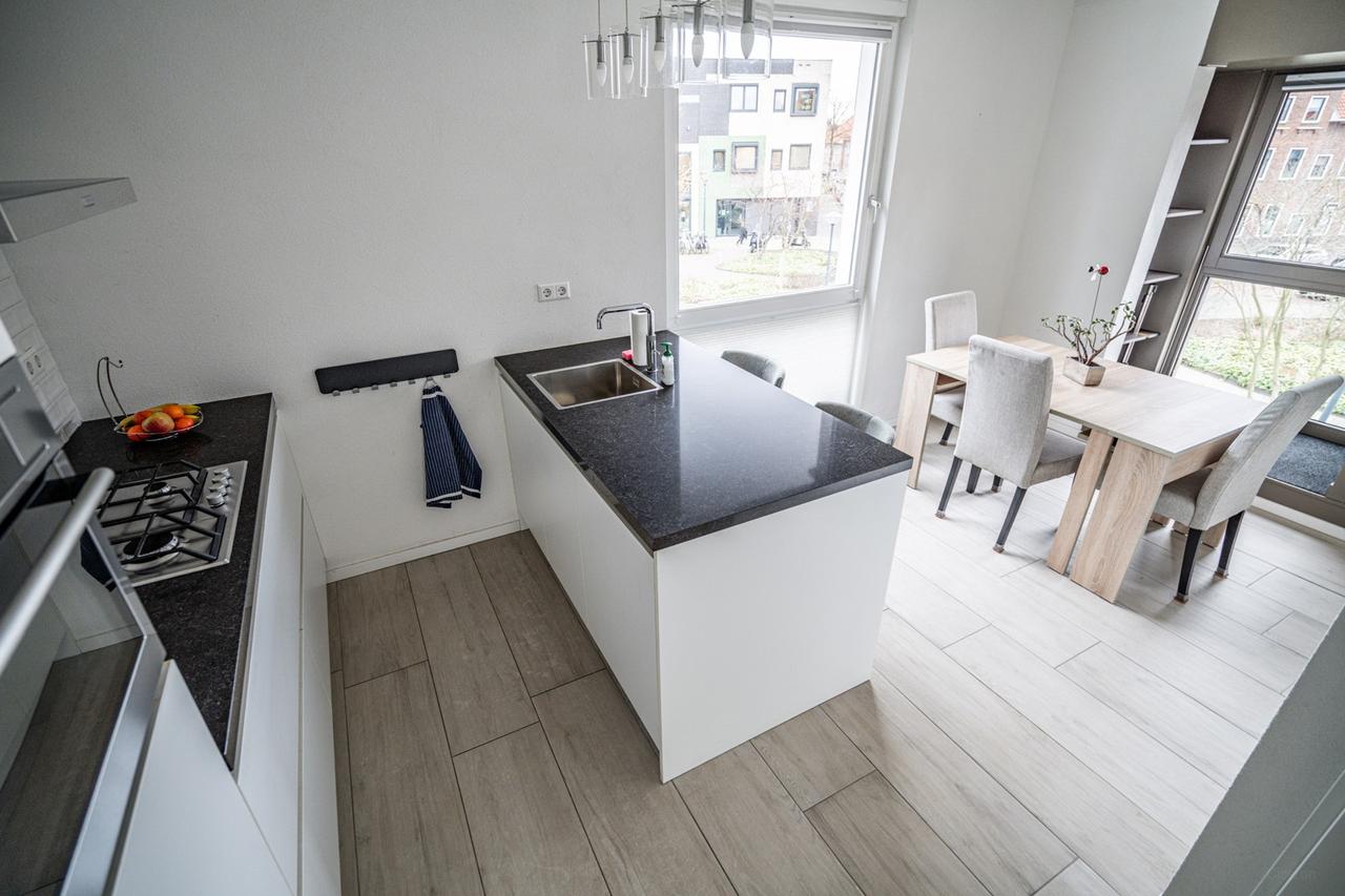Licht 4-kamerhuis met garage in Leiden - Afbeelding 15