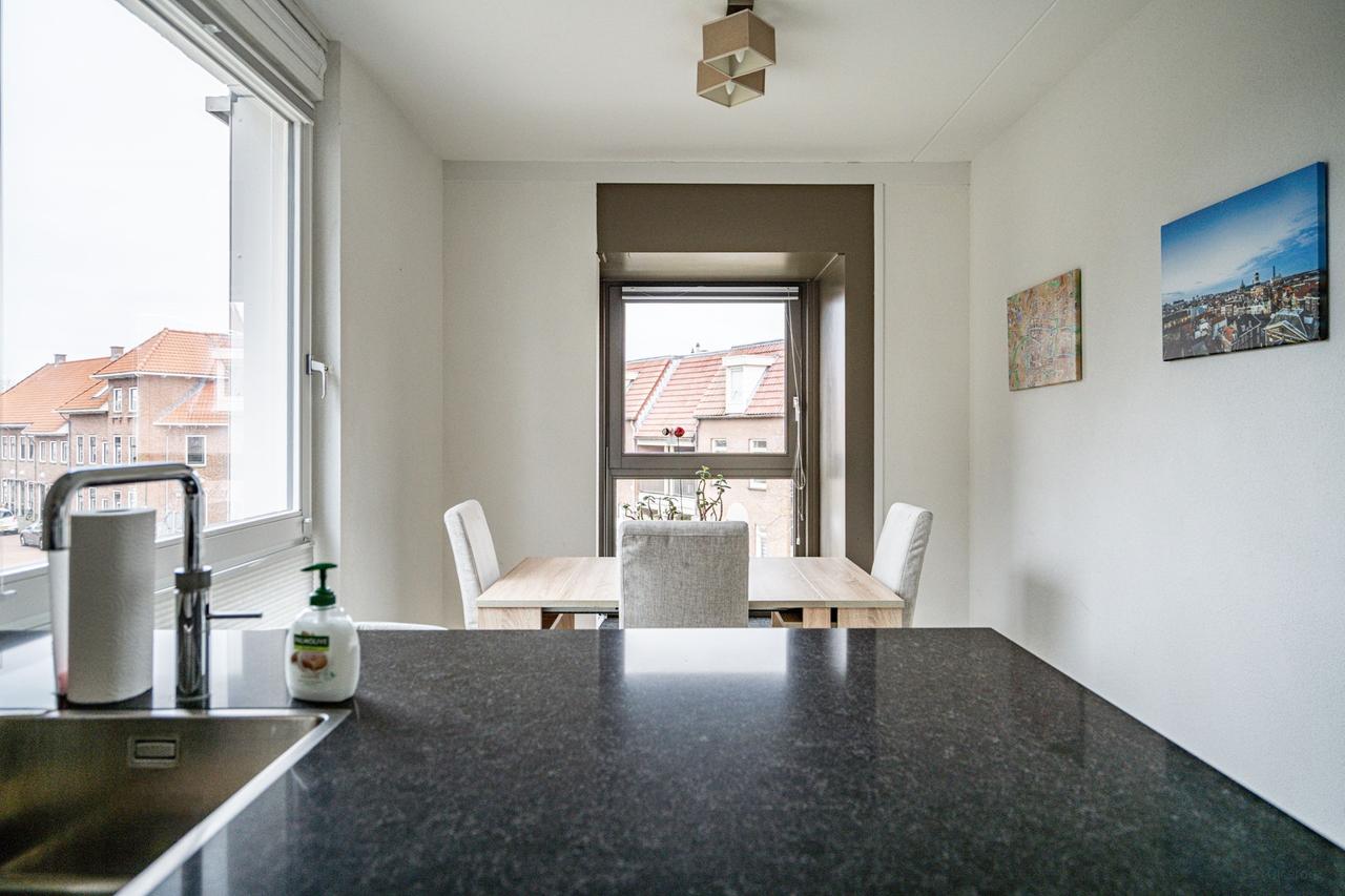 Licht 4-kamerhuis met garage in Leiden - Afbeelding 17