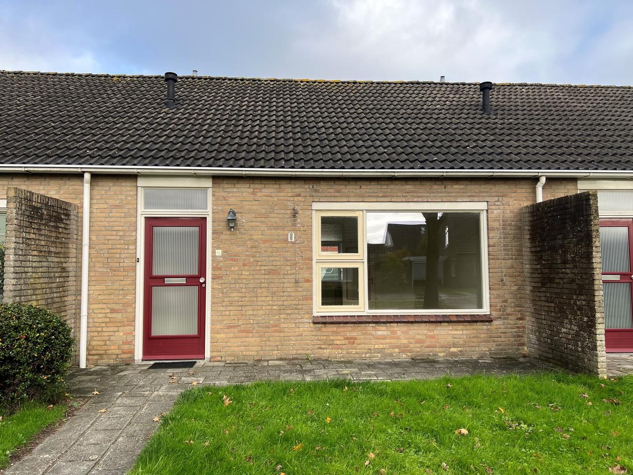 Tussenwoning met 2 slaapkamers in Leens - Afbeelding 1