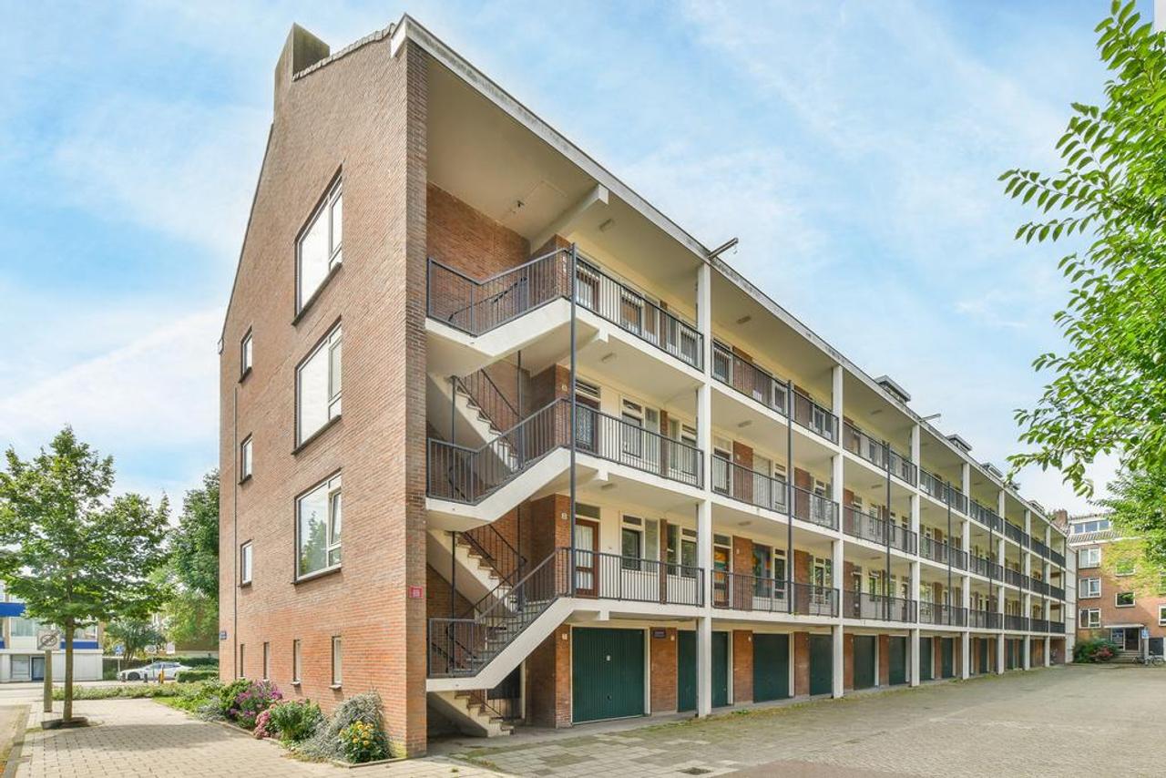 Bright 4-bedroom apartment with balcony - Image 1