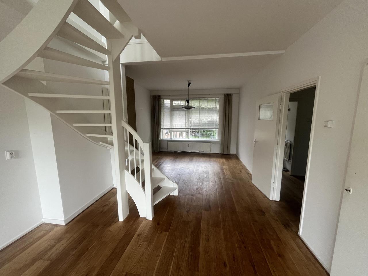 Bright 4-bedroom apartment with balcony - Image 2