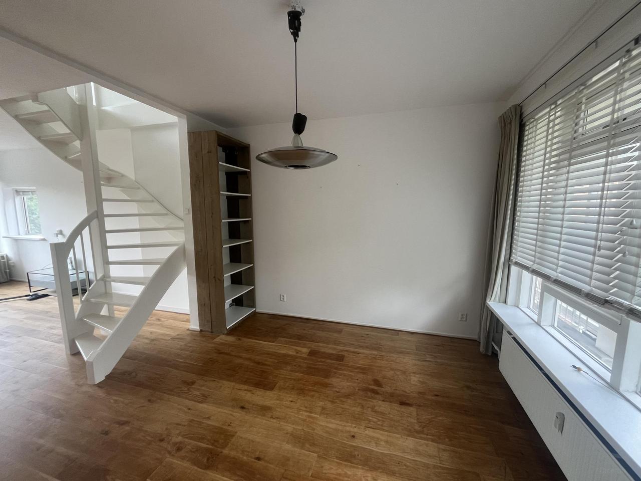 Bright 4-bedroom apartment with balcony - Image 3