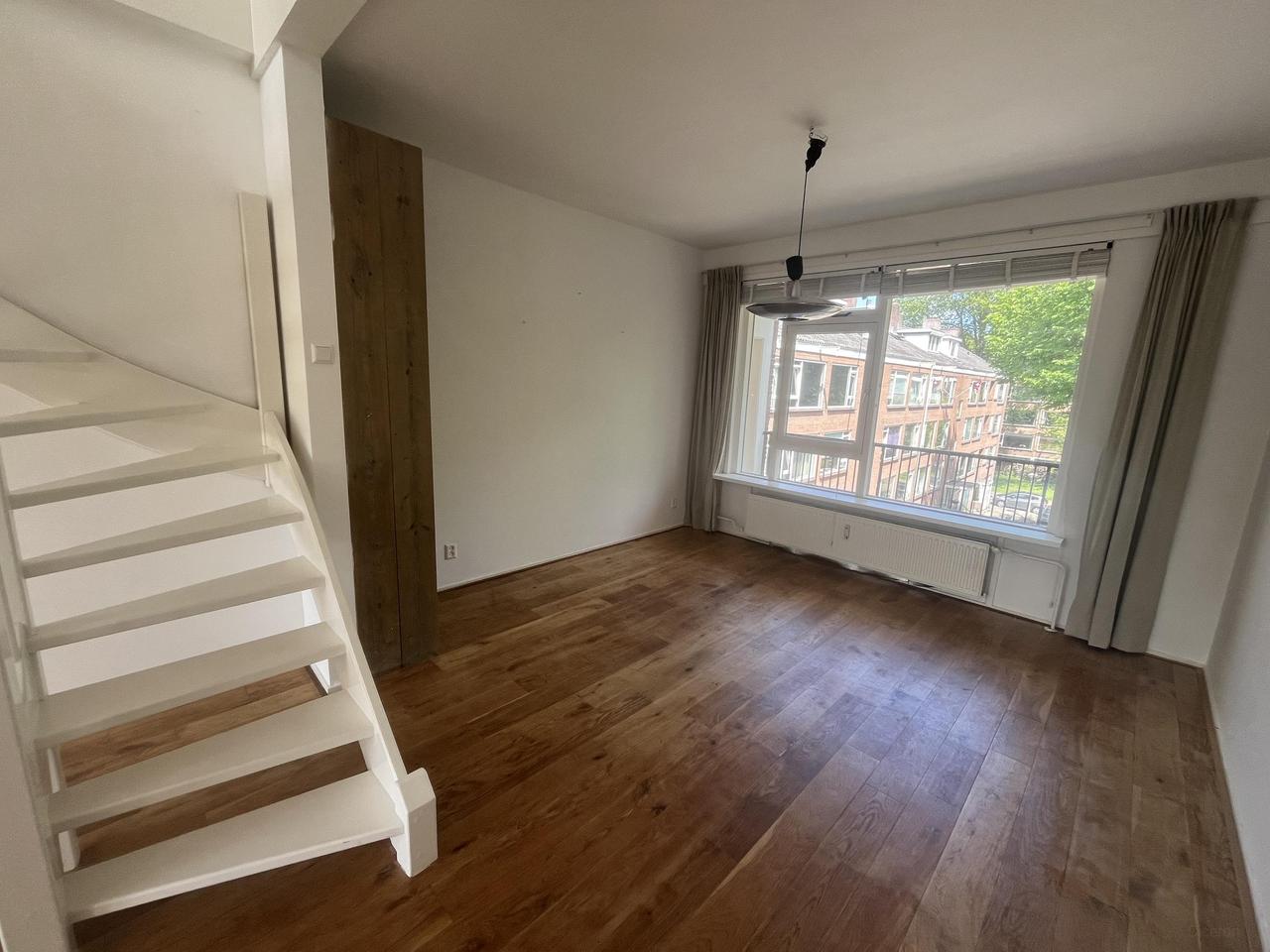 Bright 4-bedroom apartment with balcony - Image 5