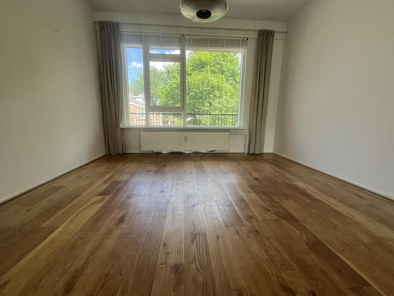 Bright 4-bedroom apartment with balcony - Image 6