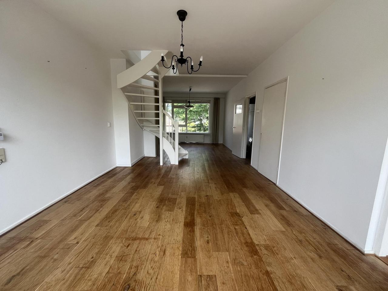 Bright 4-bedroom apartment with balcony - Image 8