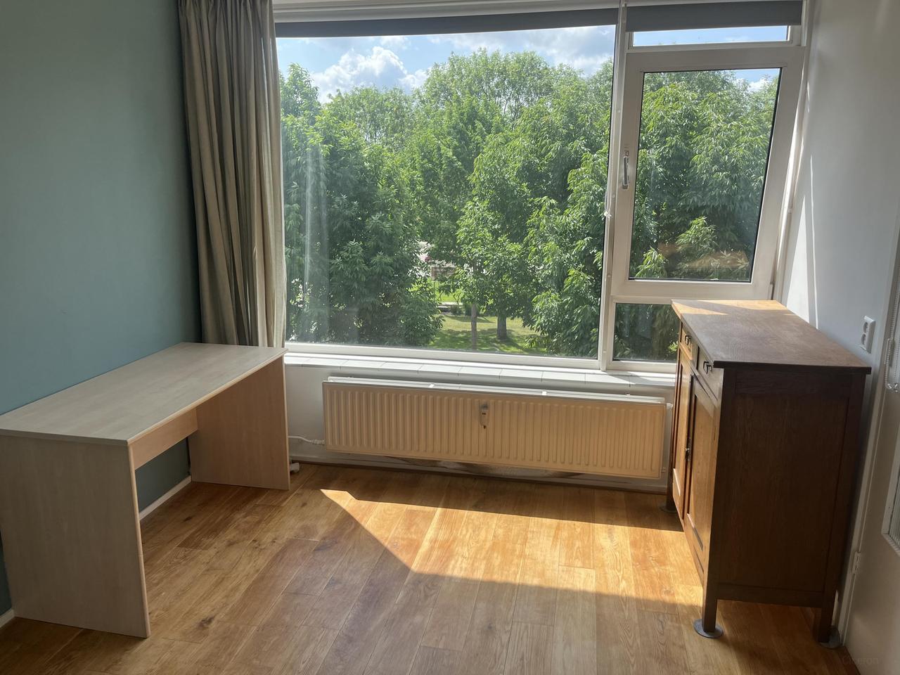 Bright 4-bedroom apartment with balcony - Image 9