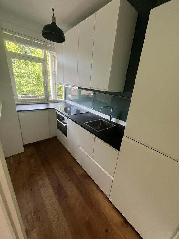Bright 4-bedroom apartment with balcony - Image 11