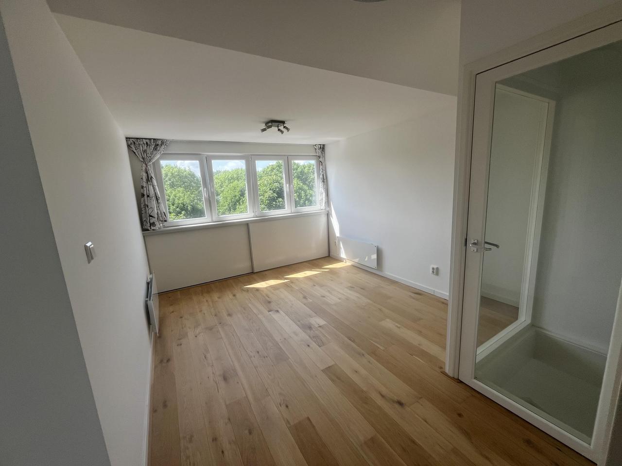Bright 4-bedroom apartment with balcony - Image 14