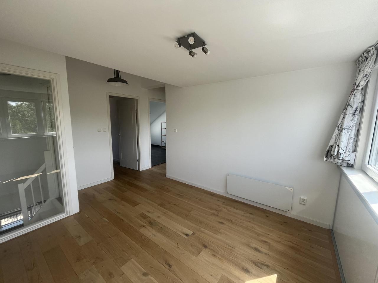 Bright 4-bedroom apartment with balcony - Image 15