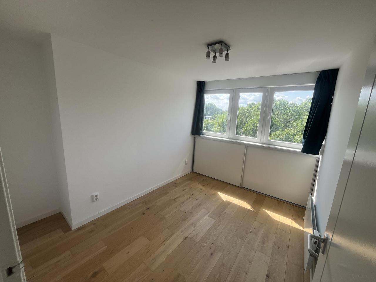 Bright 4-bedroom apartment with balcony - Image 20