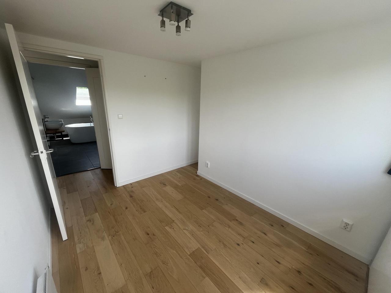 Bright 4-bedroom apartment with balcony - Image 21