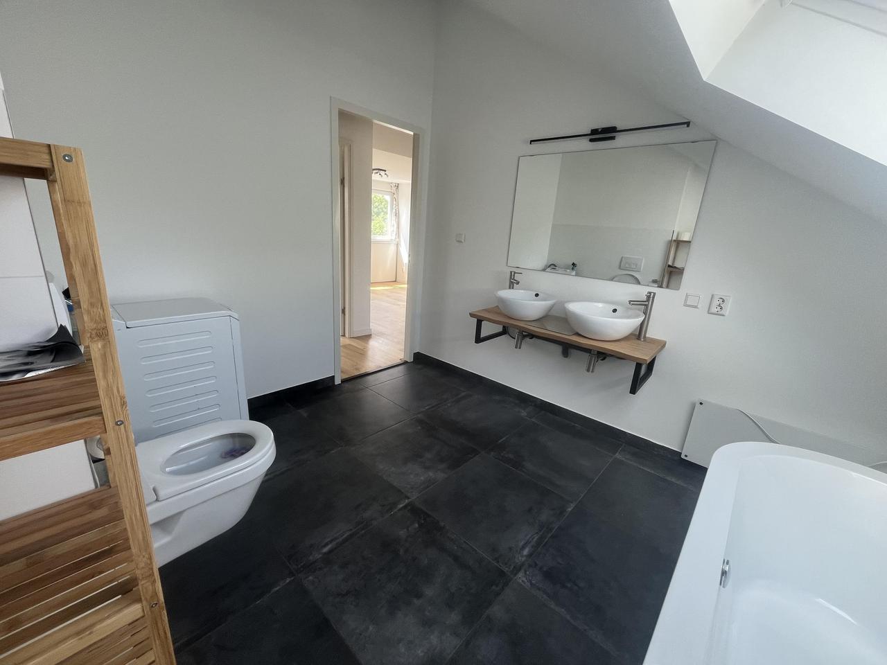 Bright 4-bedroom apartment with balcony - Image 23