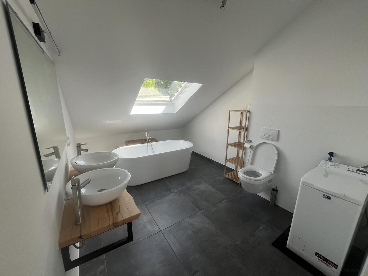 Bright 4-bedroom apartment with balcony - Image 24