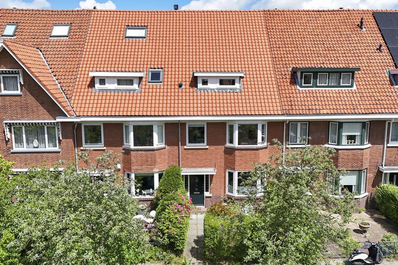 Family Home with 5 Bedrooms and Garage - Image 1