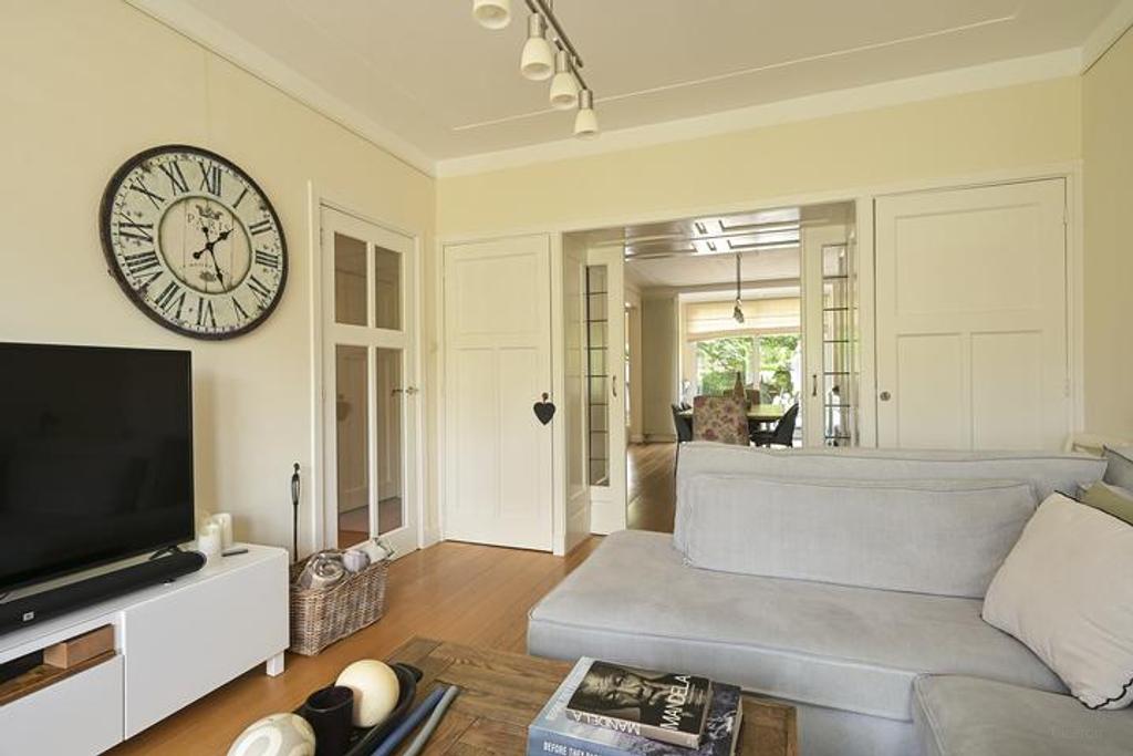 Family Home with 5 Bedrooms and Garage - Image 2