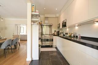 Family Home with 5 Bedrooms and Garage - Image 3