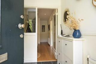 Family Home with 5 Bedrooms and Garage - Image 4