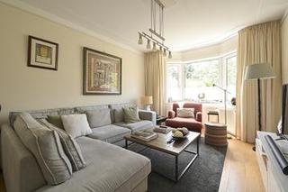 Family Home with 5 Bedrooms and Garage - Image 5