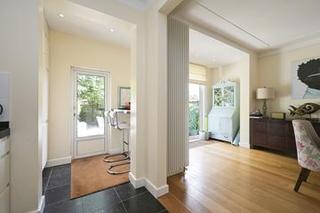 Family Home with 5 Bedrooms and Garage - Image 9