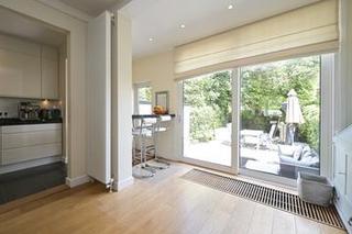 Family Home with 5 Bedrooms and Garage - Image 10